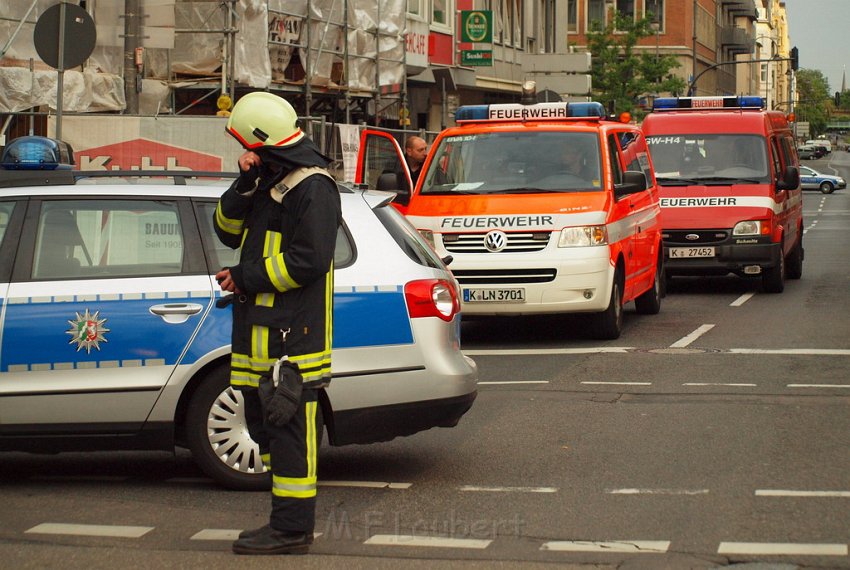 Person auf Baukran Koeln Christophstr P087.JPG